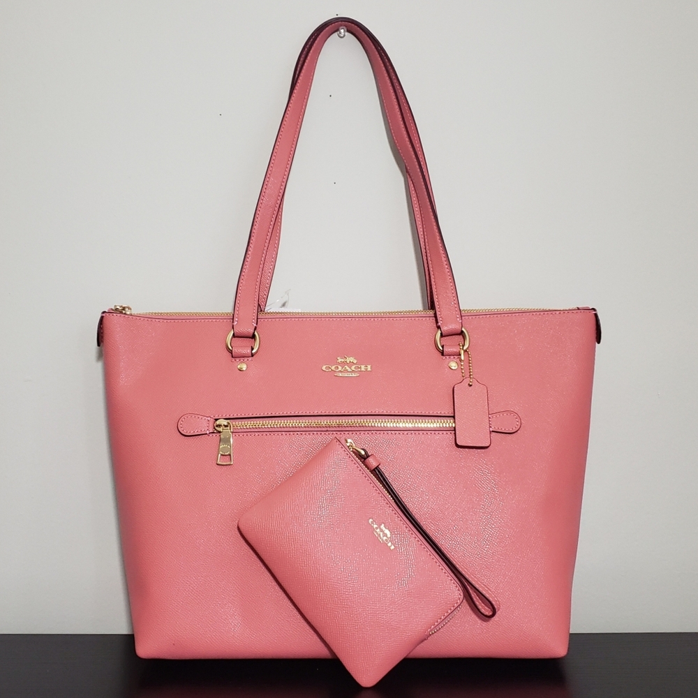 NWT!! COACH PINK LEATHER GALLERY TOTE & MATCHING CORNER ZIP WRISTLET SET.